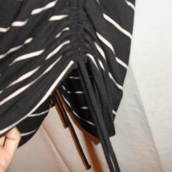 3/$20 H&M mama maternity top - Picture 6 of 8